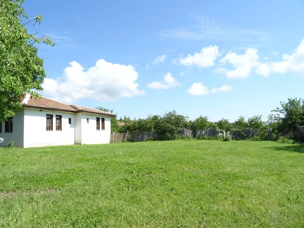 Casa Campagna Con Grande Giardino — Foto Stock