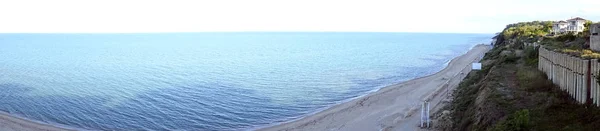 きれいなブルーの水 水辺と海岸 — ストック写真