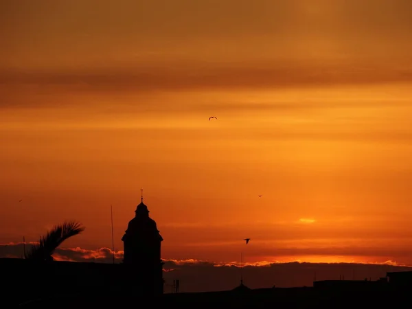 Construindo Silhueta Fundo Brilhante Laranja Céu Por Sol — Fotografia de Stock