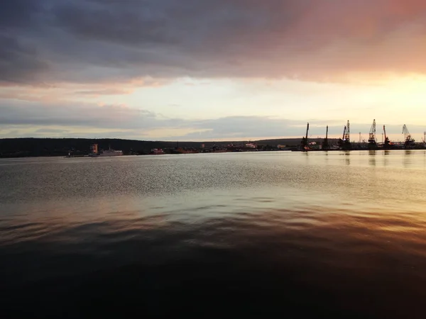 Heller Sonnenuntergangshimmel Seehafen — Stockfoto