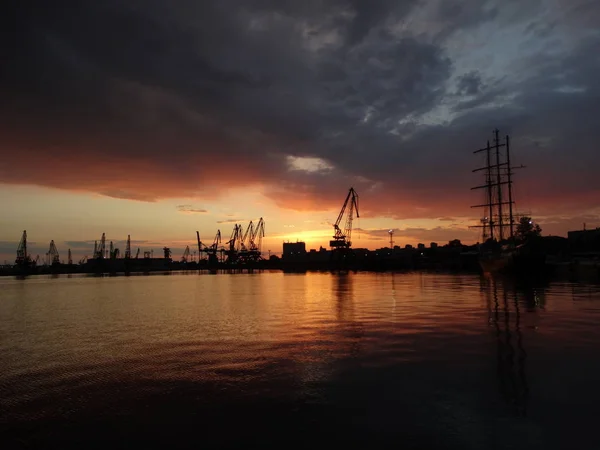 海港上明亮的日落天空 — 图库照片