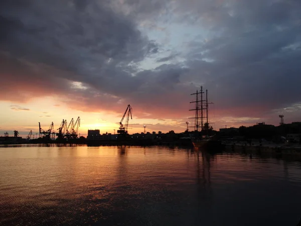 Φωτεινό Ουρανό Ηλιοβασίλεμα Στο Λιμάνι Στη Θάλασσα — Φωτογραφία Αρχείου