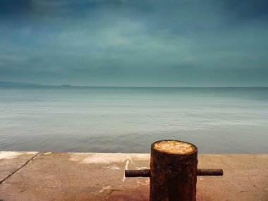 Dramatik gökyüzü ve deniz manzarası görünümü bir bağlantı noktasından