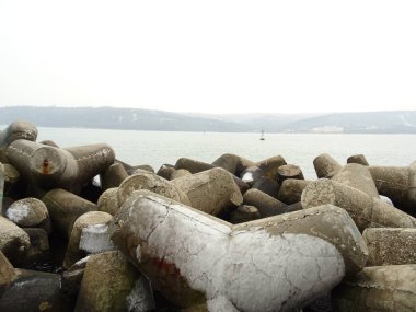 Deniz sahilinde Tetrapod taşlar