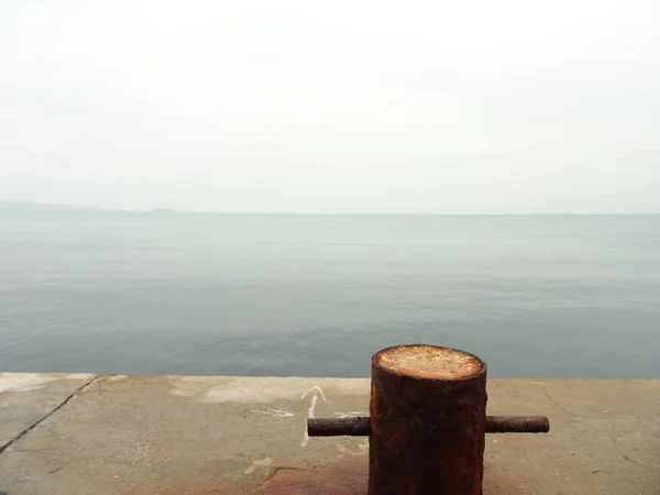 粉红的天空和从港口看海景 — 图库照片