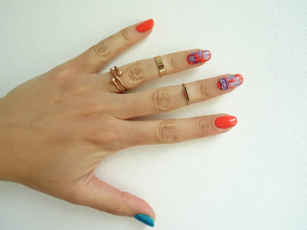 Weibliche Hand Mit Modernem Nagellack Und Goldschmuck — Stockfoto