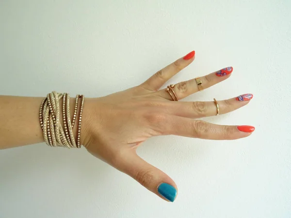 Κομψό Γυναικείο Χέρι Μοντέρνο Βερνίκι Νυχιών Και Χρυσά Κοσμήματα — Φωτογραφία Αρχείου