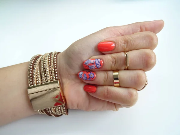 Mano Mujer Con Moderno Esmalte Uñas Naranja Joyería Oro — Foto de Stock