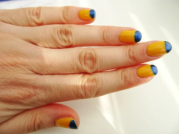 Blaue Und Gelbe Nagellackkunst — Stockfoto