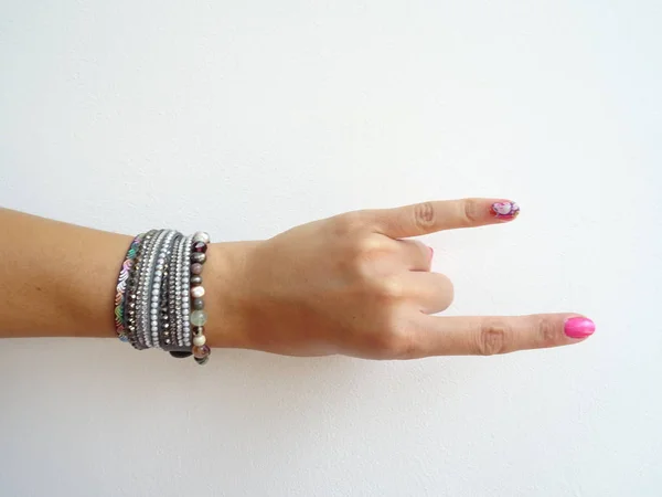 Vrouwelijke Hand Met Moderne Pink Art Nail Polish Armbanden Kleurend — Stockfoto
