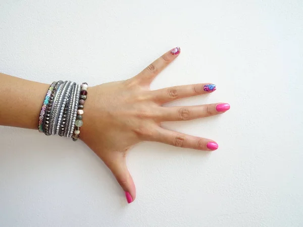 Vrouwelijke Hand Met Moderne Roze Art Nail Polish Armbanden — Stockfoto