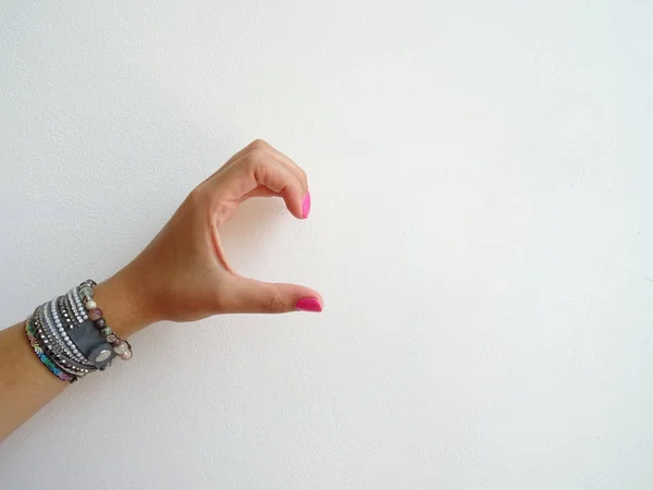 Γυναικείο Χέρι Μοντέρνα Ροζ Βερνίκι Νυχιών Τέχνης Και Βραχιόλια Διακόσμη — Φωτογραφία Αρχείου