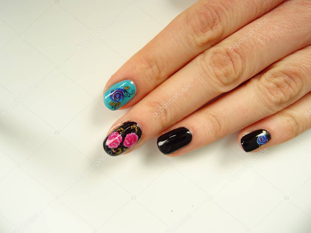 Fshion Black and Turqouise Nail Polish with Pink Flower Decorati