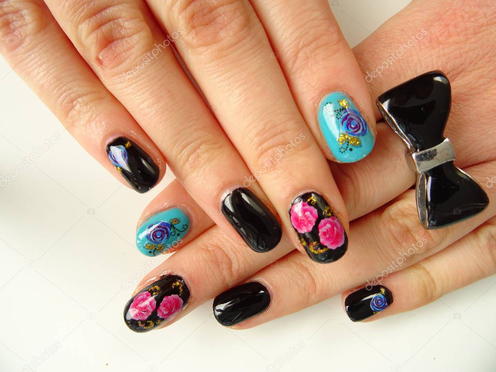 Fshion Black and Turqouise Nail Polish with Pink Flower Decorati