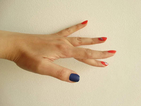 Orange Und Blau Nagellack Mit Dekoration — Stockfoto