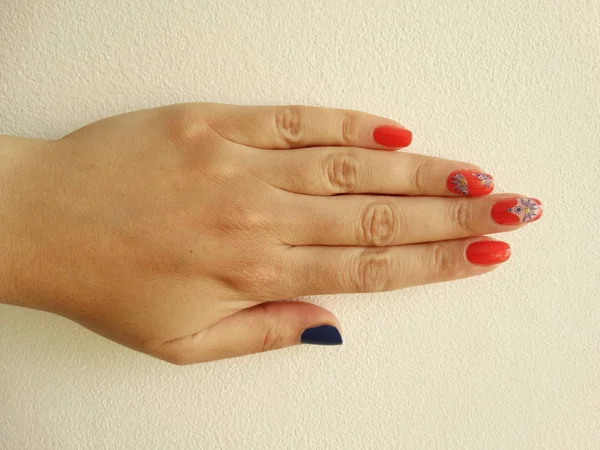 Orange Und Blau Nagellack Mit Dekoration — Stockfoto