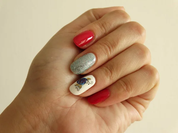 Nail Art Rossa Bianca Blu Con Decorazione Fiore — Foto Stock