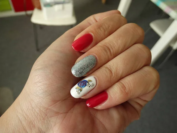 Κόκκινο Άσπρο Και Μπλε Nail Art Διακοσμητικά Λουλούδια — Φωτογραφία Αρχείου