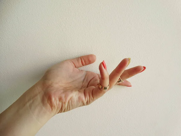 Κομψό Γυναικείο Χέρι Δείχνοντας Κάτι — Φωτογραφία Αρχείου