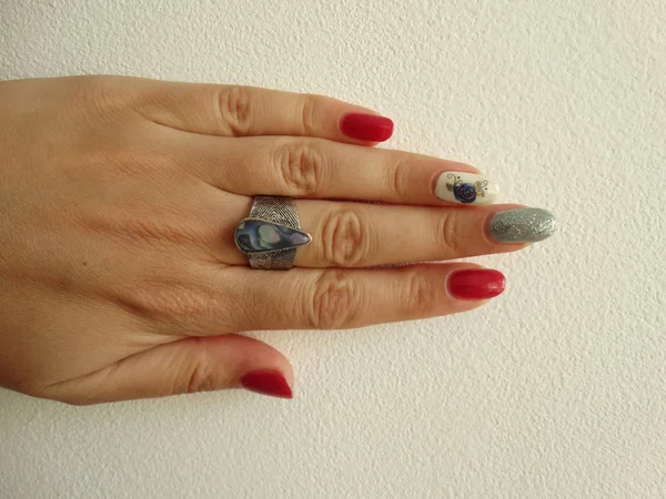 Mão Feminina Com Prego Vermelho Branco Azul Polonês Uma Moda — Fotografia de Stock
