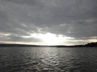 Parlak gökyüzü ve deniz altı yapraklara su ve Waterscapes