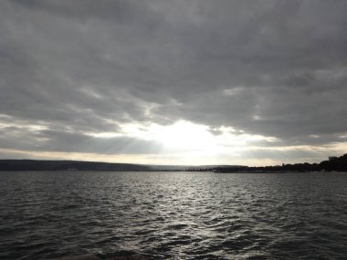 Parlak gökyüzü ve deniz altı yapraklara su ve Waterscapes