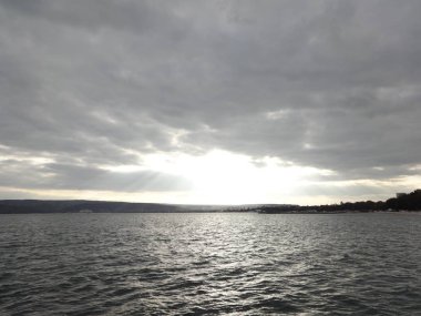 Parlak gökyüzü ve deniz altı yapraklara su ve Waterscapes