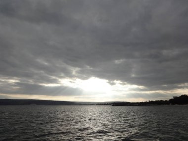 Parlak gökyüzü ve deniz altı yapraklara su ve Waterscapes