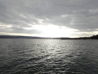 Parlak gökyüzü ve deniz altı yapraklara su ve Waterscapes