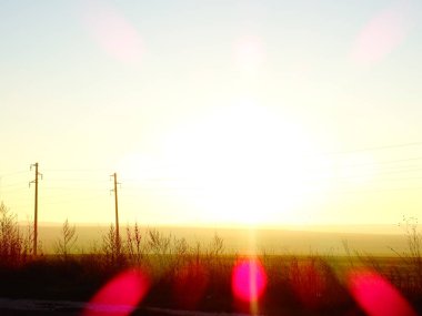 Sisli gündoğumu ufuk güç kutup siluetleri ile