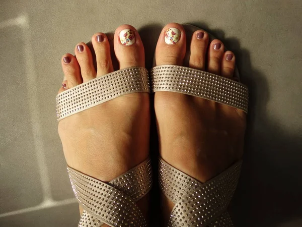 Braune Und Weiße Zehennagelkunst Füßen Goldenen Sandalen — Stockfoto