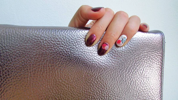 Parmaklar Moda Ile Parlak Bir Çanta Tutan Cilası — Stok fotoğraf