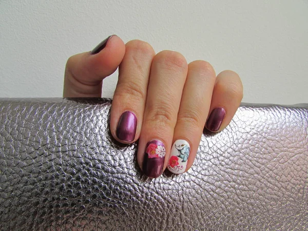Weibliche Finger Mit Modischen Nagellack Hält Eine Glänzende Handtasche — Stockfoto