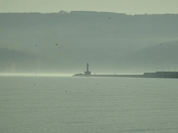 Ködös Sea Lighthouse Napközben — Stock Fotó