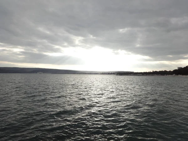 Parlak gökyüzü ve deniz altı yapraklara su ve Waterscapes