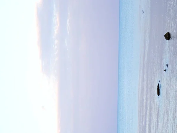 蓝海水中的石头 与天空融合的水景 — 图库照片