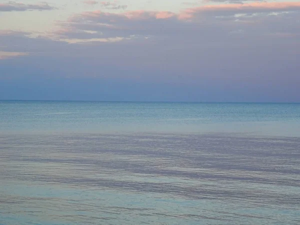 蓝海水和水景与天空融合 — 图库照片