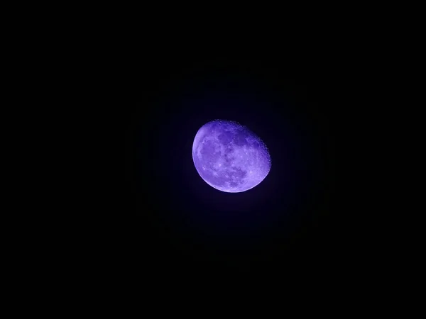 黒い空の背景にピンクの月 — ストック写真
