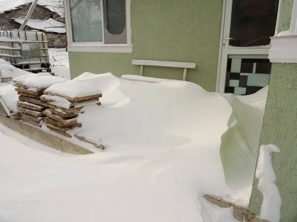 Dune Della Neve Accanto Una Casa — Foto Stock