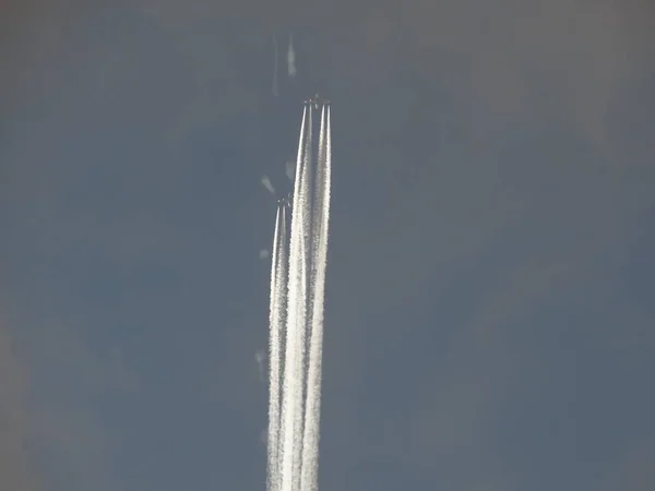 Trilhas Avião Céu — Fotografia de Stock