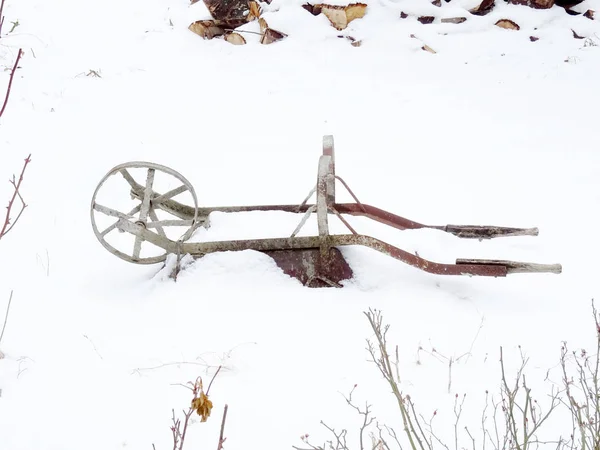 Carrinho Mão Coberto Com Neve — Fotografia de Stock