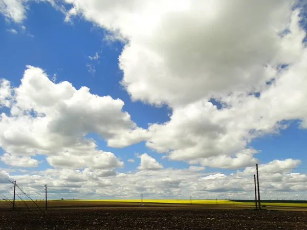 Paesaggio Idilliaco Con Cielo Nuvoloso — Foto Stock