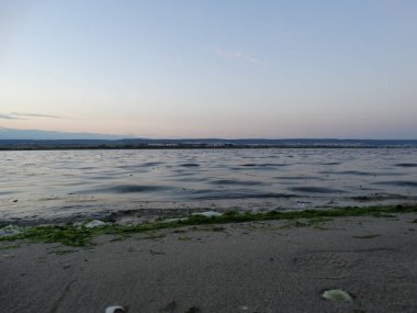 Göl kıyısında alacakaranlıkta