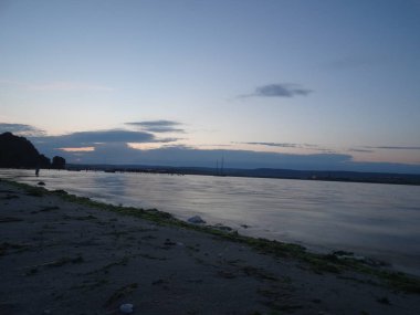 Göl kıyısında alacakaranlıkta