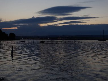 Alacakaranlıkta gölünün güzel manzara