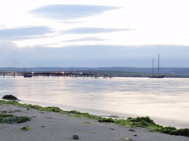 Gün batımında Göl Kıyısı 