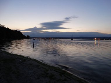 Göl kıyısında alacakaranlıkta