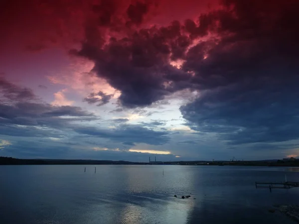 Röd Himmel Över Blå Sjö — Stockfoto