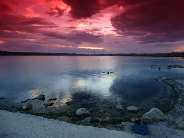 Céu Vermelho Sobre Lago Azul — Fotografia de Stock