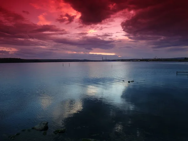 Céu Vermelho Sobre Lago Azul — Fotografia de Stock